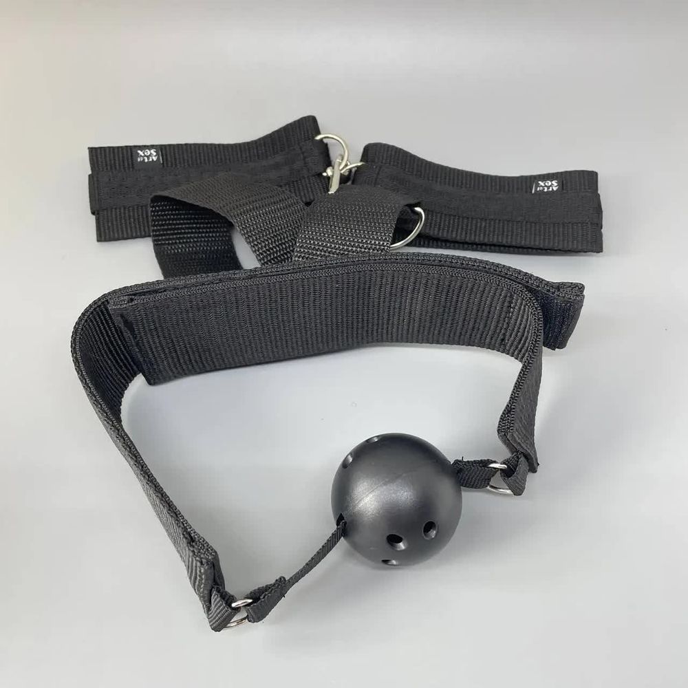 Кляп с пластиковым шаром и наручниками Art of Sex – Handcuffed Gag, черный
